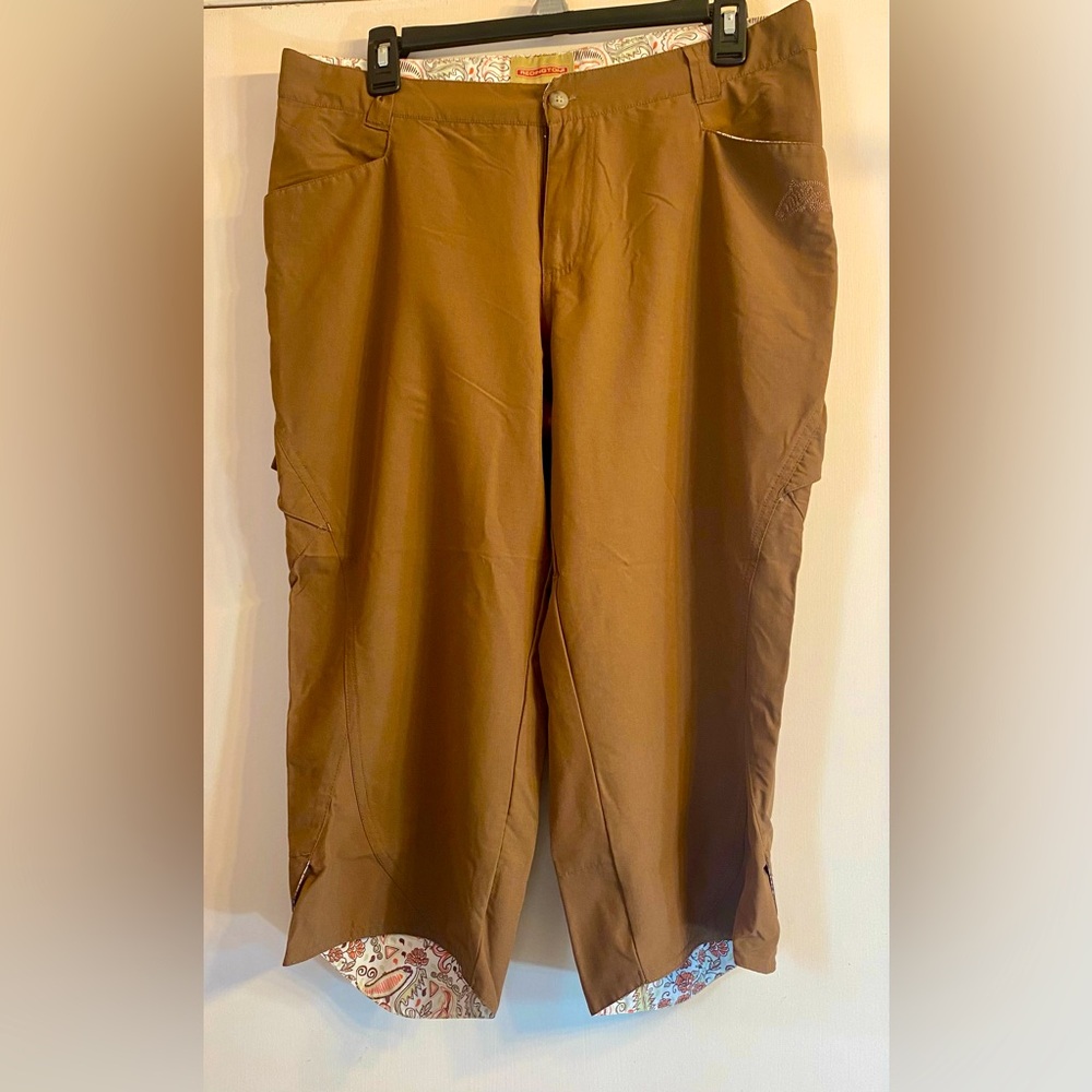 Redington vtg Women’s Size M Fishing Bermuda pants short leg.